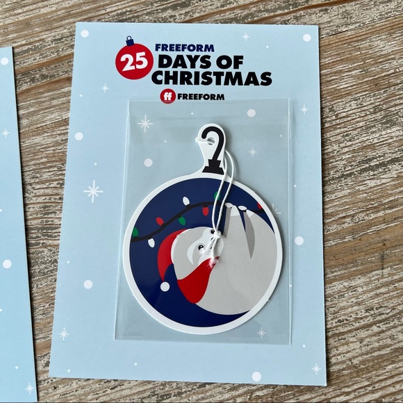 2021 DISNEYLAND DISNEY MERRIEST NIGHTS SOUVENIR PIN PLUS EXTRAS - Picture 6 of 8